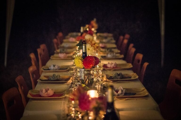 Garden party table setting with floral centerpieces and elegant outdoor dinnerware — photo by M F on Unsplash