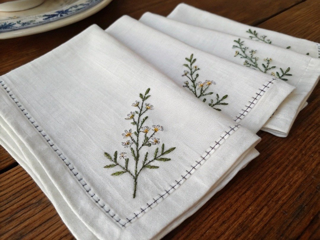 Hand-embroidered linen napkin idea for a personalized Christmas gift